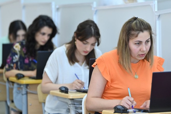 2 min manat və daha çox maaş alan müəllimlərin sayı açıqlanıb