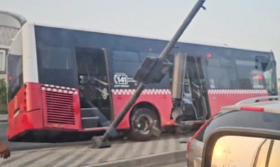 8 Noyabrda avtobus işıqfora çırpıldı - VİDEO