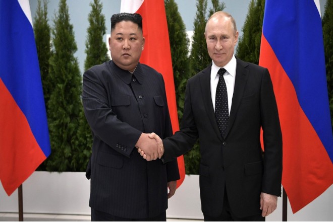 Putin ilə Kim Çen In arasında telefon danışığı olub 